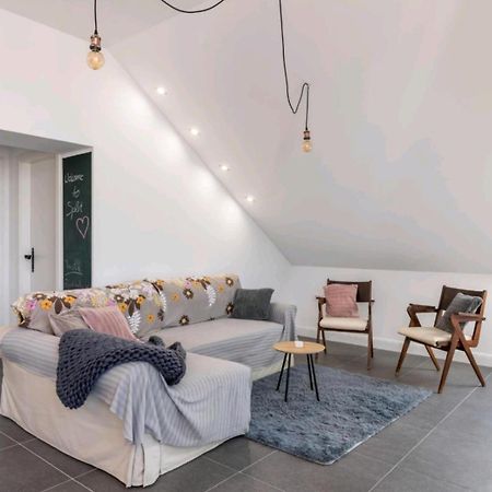 Just Like This - Cityapartment With Netflix Split Bagian luar foto